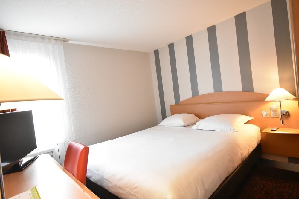 Logis Hotel L'Oree De Chartres - Barjouville Exteriör bild