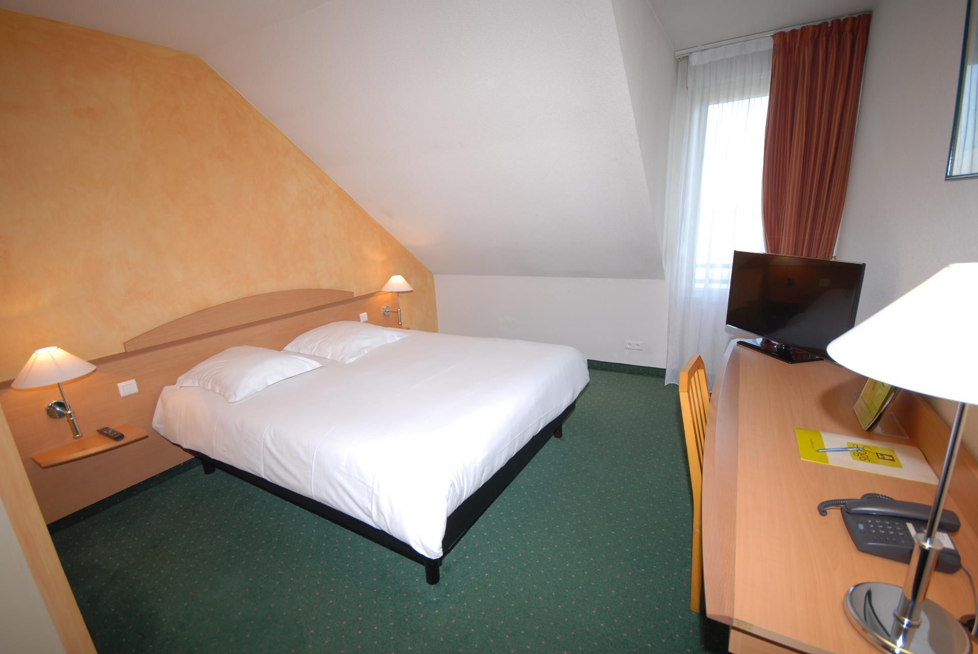 Logis Hotel L'Oree De Chartres - Barjouville Exteriör bild